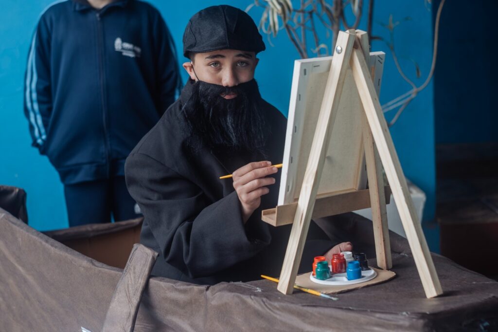 Exposição “Artes, suas cores, formas e culturas” transforma pátio da Escola 18 de Agosto em galeria viva em Cruz Alta