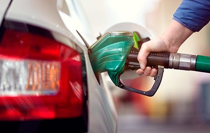 Petrobras anuncia nova redução de 4,9% no preço da gasolina A para distribuidoras