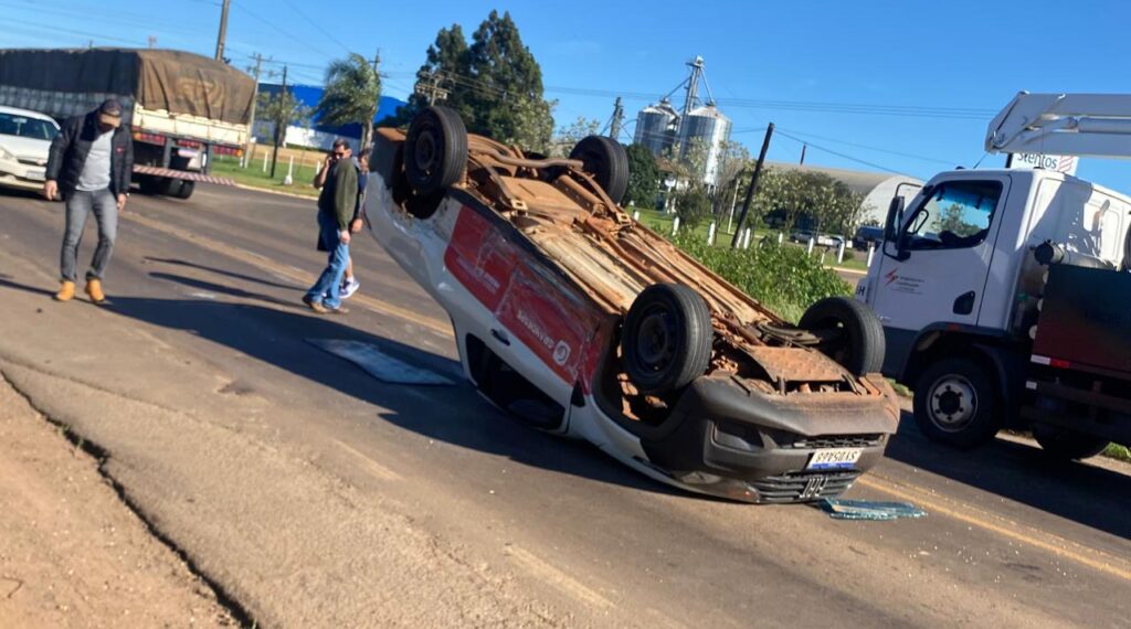 Colisão entre duas Fiat Strada causa capotamento na ERS-342 em Cruz Alta