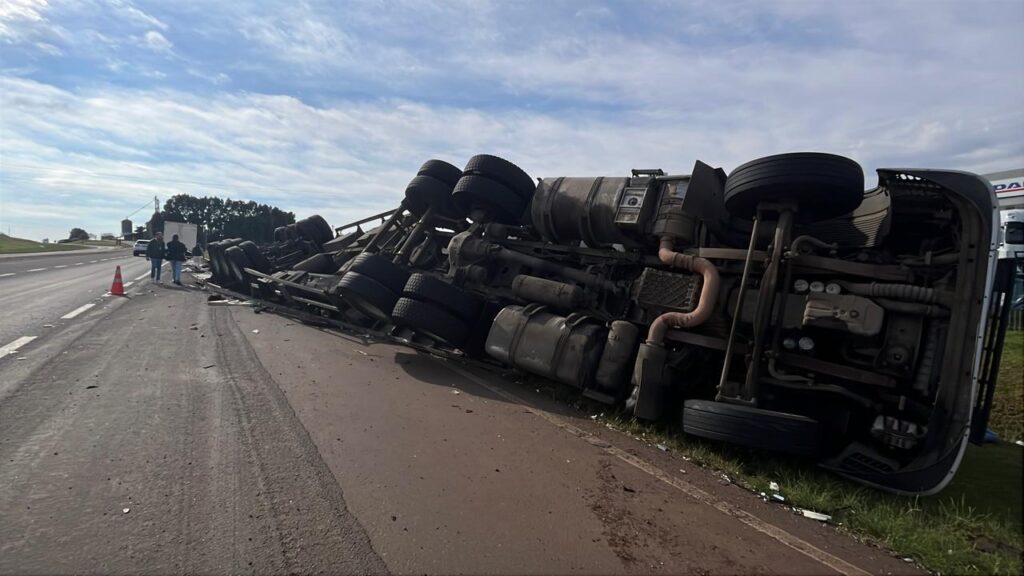 Carreta carregada de frangos tombou em Passo Fundo; carga saqueada e motorista hospitalizado