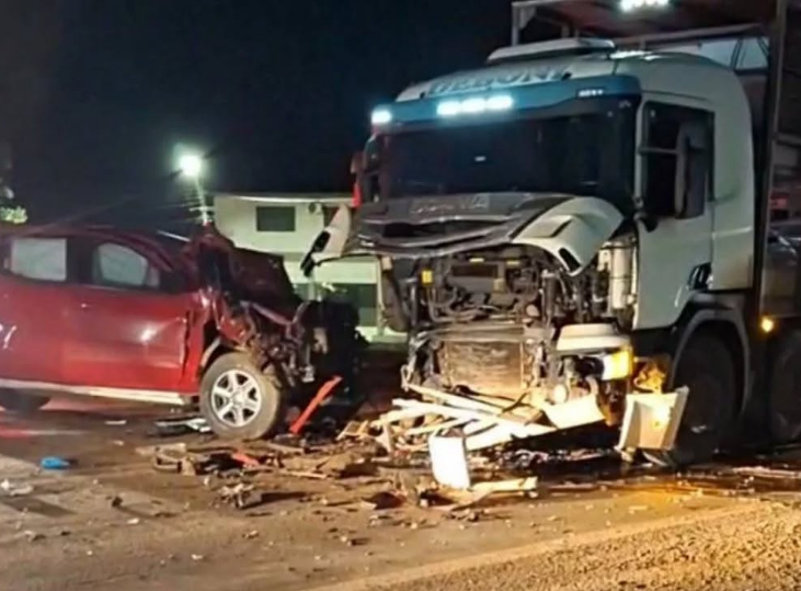 Grave acidente entre caminhonete e caminhão de transporte de porcos deixa ferido na BR-285 em Ijuí