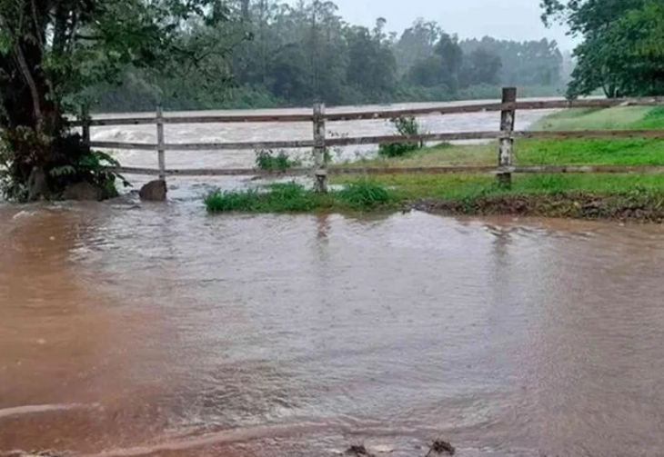 Chuvas intensas isolam comunidades e causam bloqueios em Maquiné, no Litoral Norte gaúcho