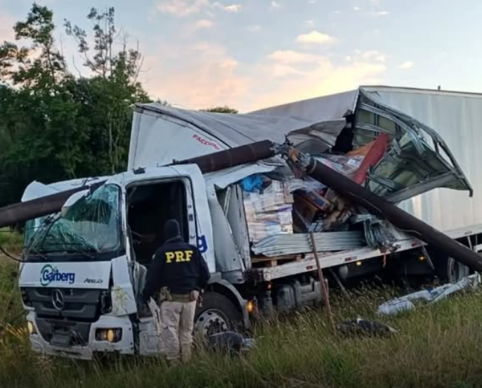Caminhoneiro morre após saída de pista na BR-285 em Ijuí