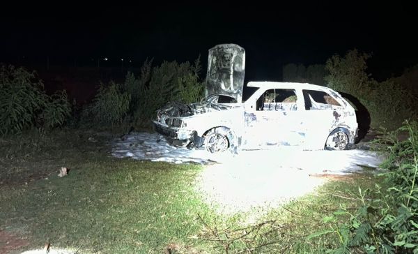 Carro é destruído por incêndio às margens da rodovia Pedro Braga, em Cruz Alta