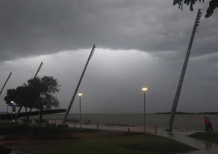 Temporal fecha Aeroporto Salgado Filho, causa falta de água, luz e deixa mais de 50 bloqueios no trânsito em Porto Alegre