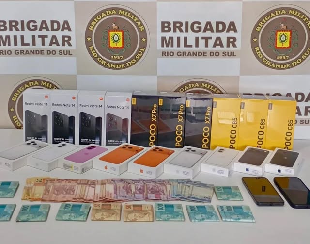 Brigada Militar de Ibirubá apreende 19 celulares sem nota fiscal e mais de R$ 10 mil em abordagem no Bairro Hermany; dupla é presa por descaminho