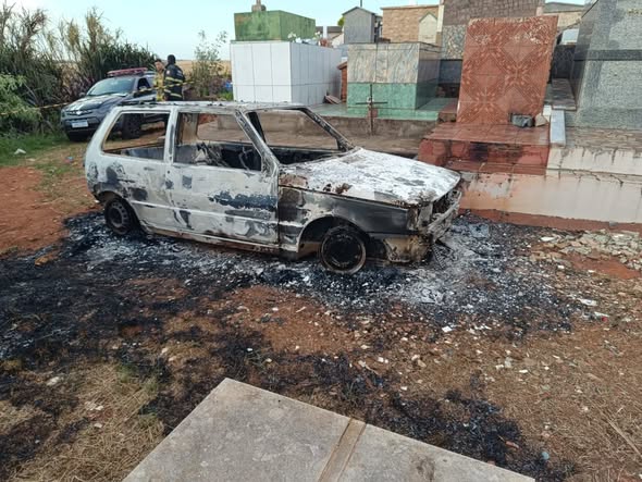 Corpo carbonizado é encontrado dentro de veículo incendiado no Cemitério Municipal de Palmeira das Missões