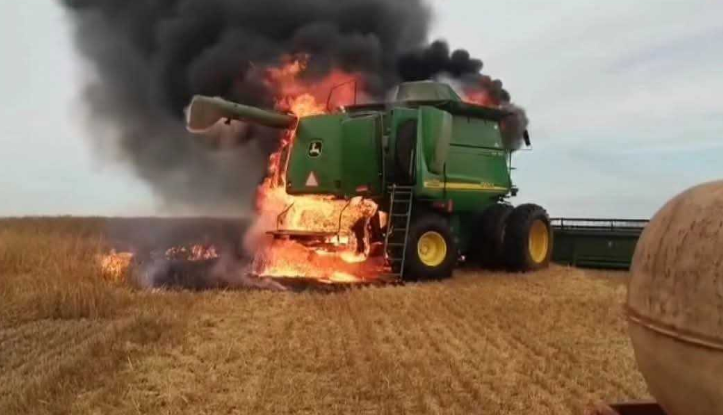 Colheitadeira é destruída por incêndio em lavoura no interior de Cruz Alta