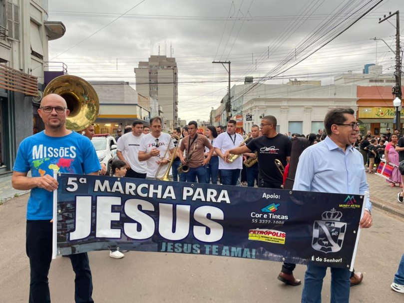 Fé e música marcam a 5ª Marcha para Jesus em Cruz Alta, que reuniu mais de 30 ministérios e igrejas