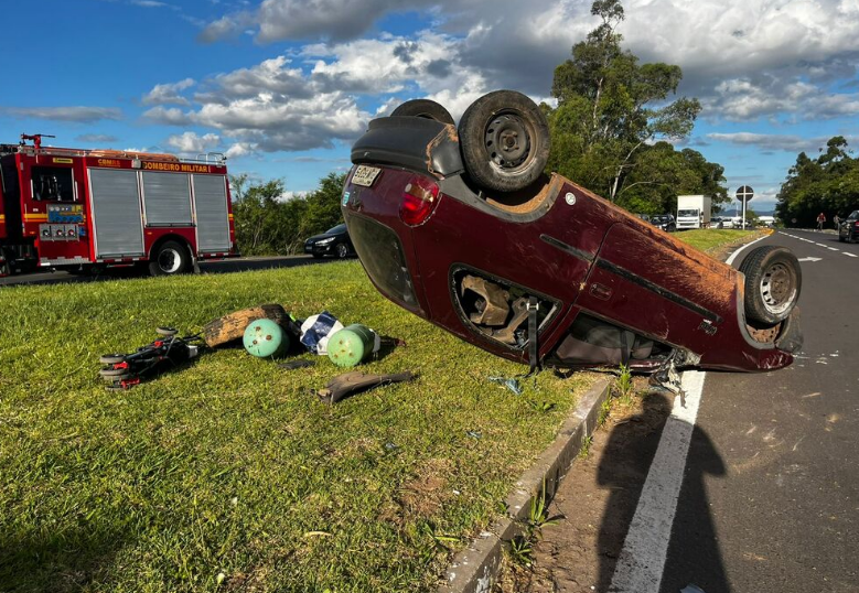 Carro capota após colisão com ônibus na RSC-287, em Santa Maria; quatro pessoas ficam feridas