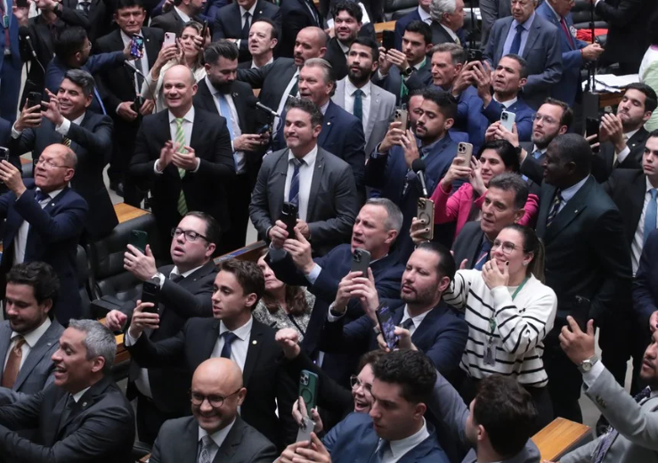 Câmara aprova projeto que reduz penas de condenados pelos atos de 8 de janeiro