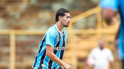 Grêmio encaminha renovação com Pedro Gabriel até 2030 e promove lateral ao elenco principal