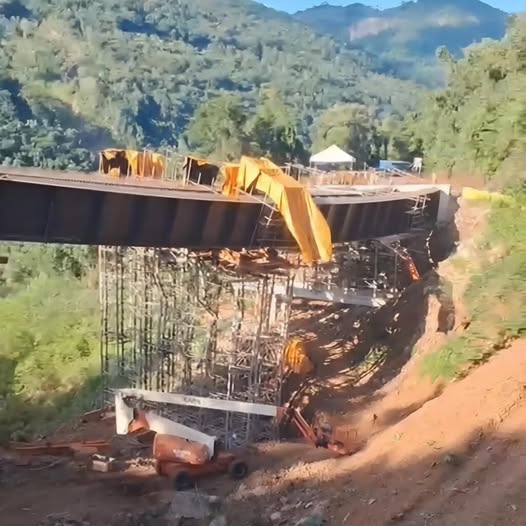 Parte de estrutura metálica se desloca em obra da BR-470 na Serra das Antas, em Bento Gonçalves, e mobiliza técnicos