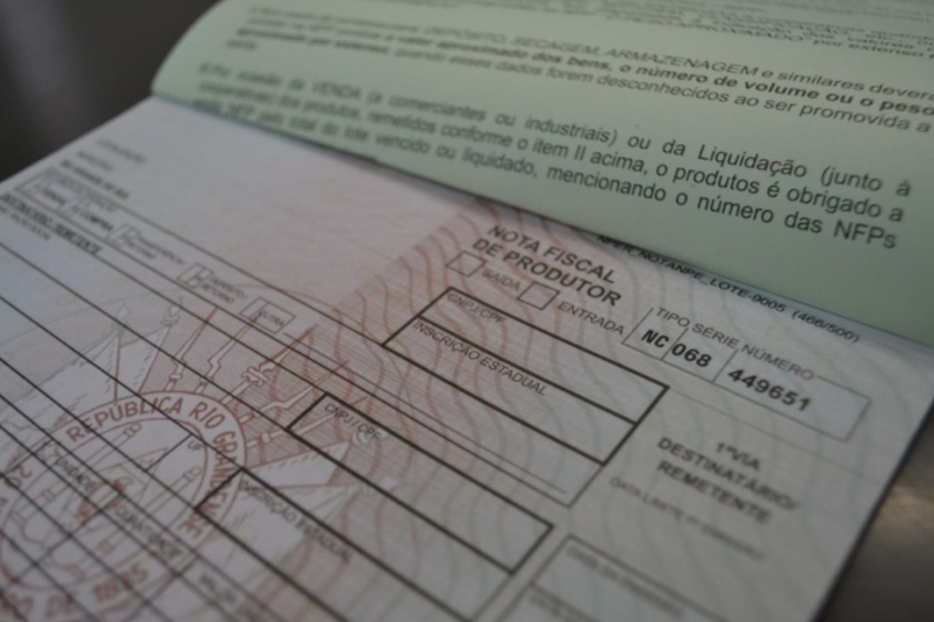 Produtores com receita de até R$ 360 mil poderão usar talões em papel até abril de 2026 no RS