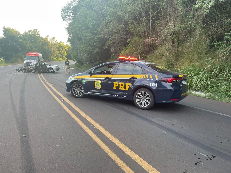 Dois homens morrem em colisão frontal entre carro e caminhão na BR-386, em Frederico Westphalen