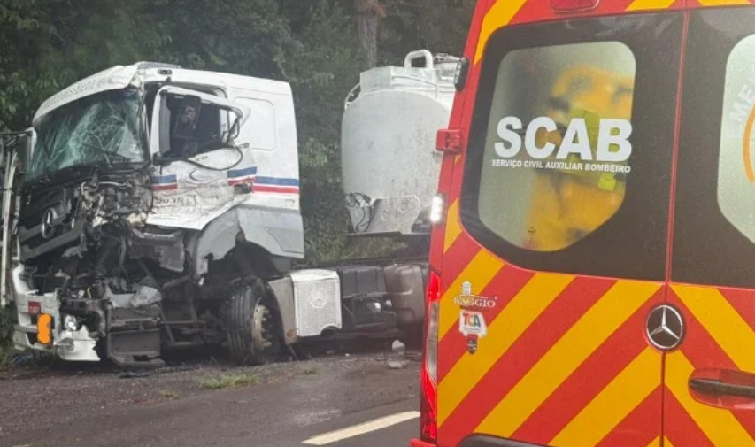 Acidente com três caminhões bloqueia a ERS-122 após vazamento de gasolina entre Flores da Cunha e Campestre da Serra