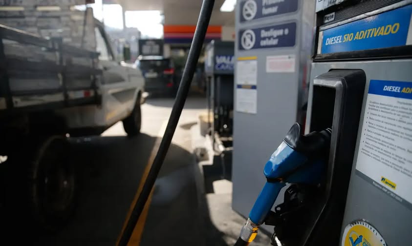Falta de diesel já atinge 165 municípios no RS e leva prefeituras a suspender obras e priorizar serviços essenciais