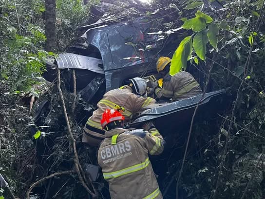 Motorista fica mais de seis horas preso às ferragens após caminhão sair da pista na BR-285 em Panambi