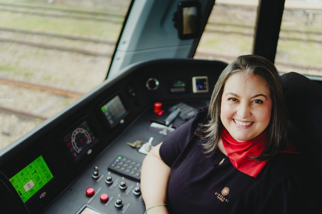 Primeira mulher maquinista de trem turístico no RS é aprovada para conduzir o Trem do Pampa
