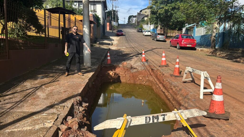 Buraco aberto há mais de 30 dias em frente a escola revolta moradores e gera risco no bairro São Miguel