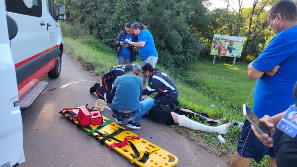 Colisão entre carro e motocicleta é registrada na ERS-324, no acesso ao Hospital São Vicente de Paulo, em Passo Fundo