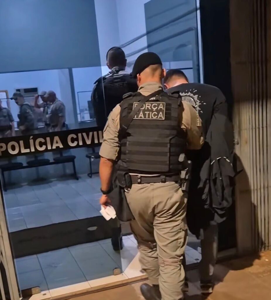 Dupla natural de Passo Fundo é presa após roubo a farmácia com funcionários rendidos no Centro de Ijuí