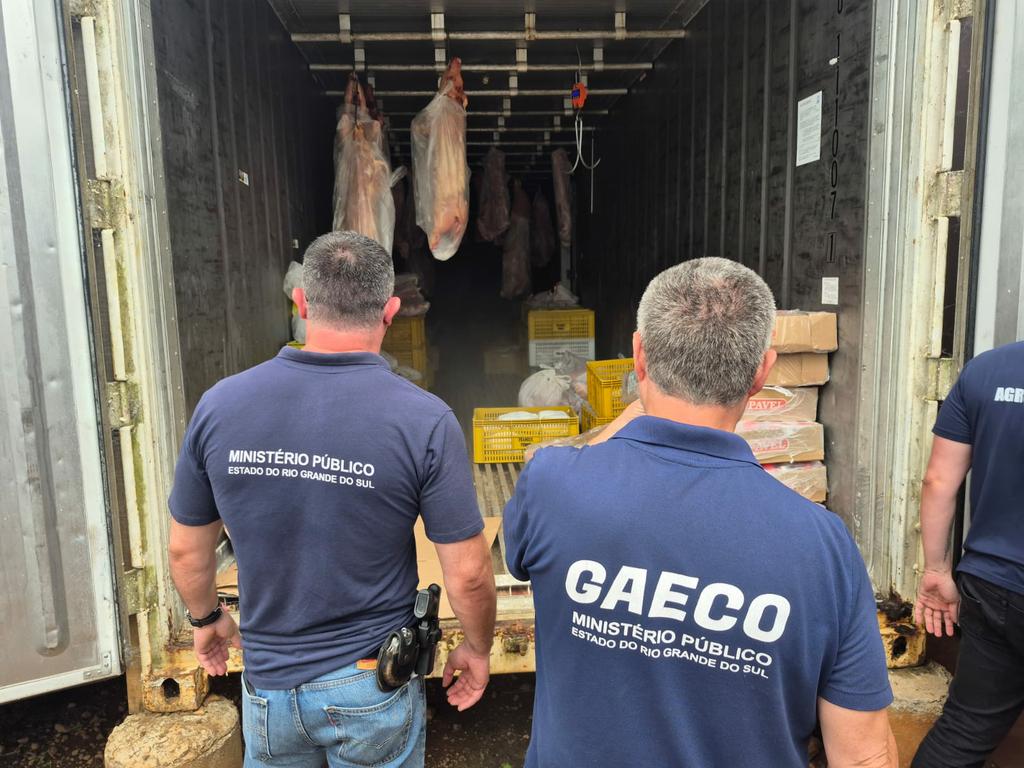 Operação apreende 2,3 toneladas de alimentos impróprios e interdita estabelecimento em Sertão