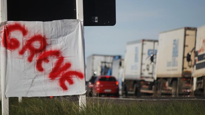 Caminhoneiros mantêm estado de greve após assembleia em Santos e aguardam negociações com o governo federal