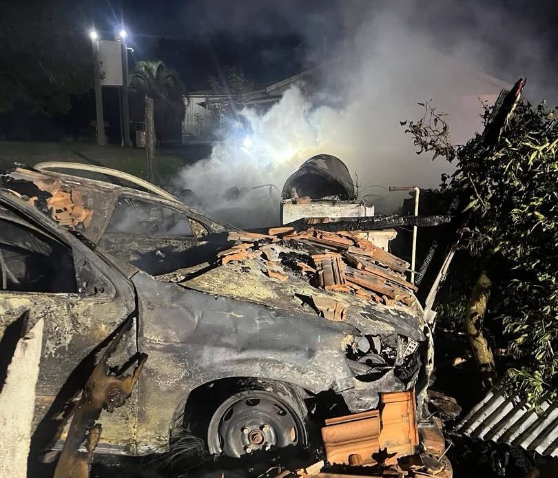 Incêndio destrói galpão e veículo no interior de Erebango