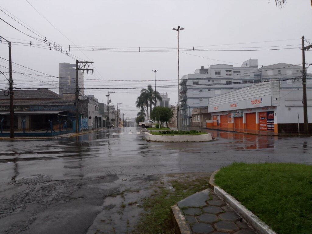 Cruz Alta e região amanhecem com chuva, raios e vento após ciclone no Sul; temporais e vendavais marcam a terça-feira