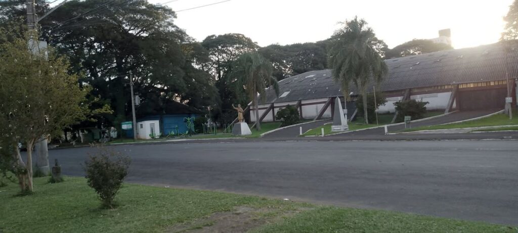 Segunda-feira inicia com sol e abafamento, mas áreas de instabilidade avançam e trazem risco de chuva no RS