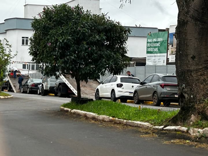 Remoção de veículos em frente ao Hospital São Vicente gera reclamações e divide opiniões de motoristas em Cruz Alta