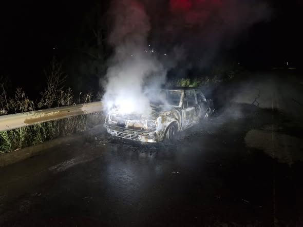 Veículo fica completamente destruído após incêndio na madrugada desta segunda-feira na ERS-153 em Barros Cassal