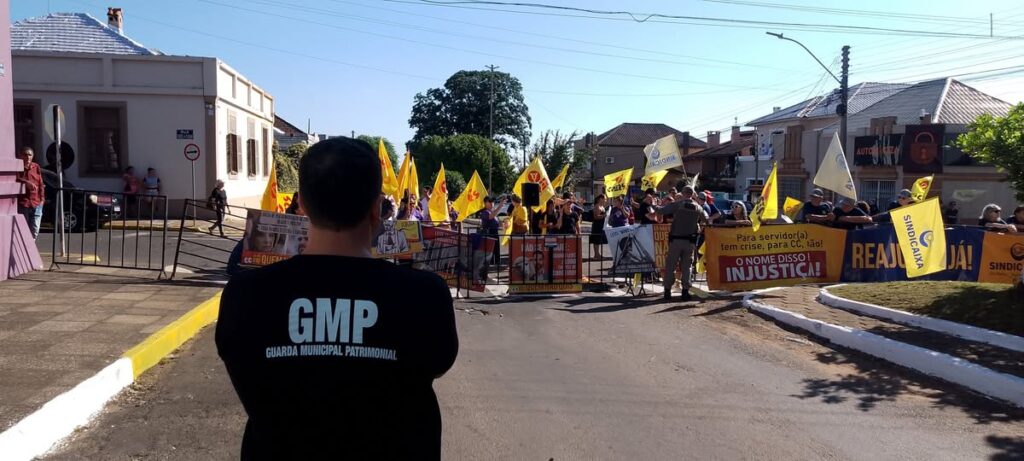 Sob pressão da categoria, Leite sanciona reajuste de 5,4% ao magistério no RS após série de protestos