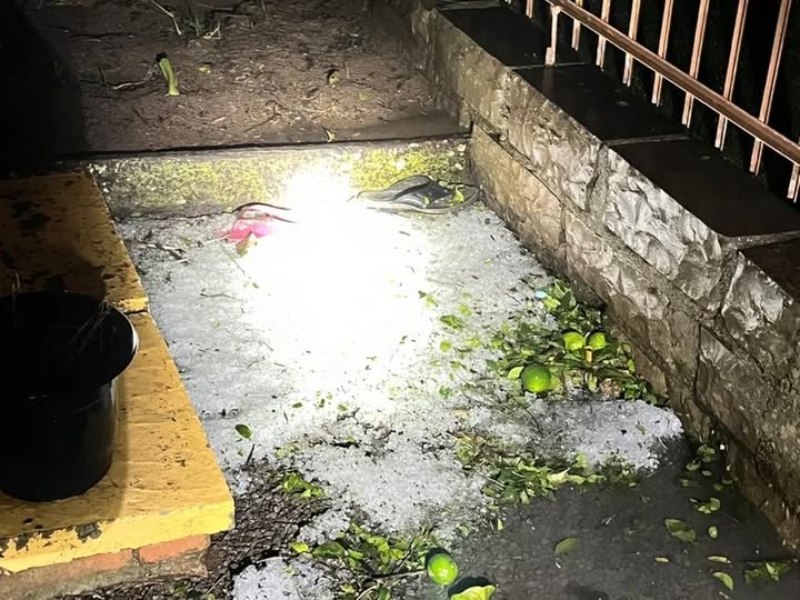 Granizo atinge Espumoso e temporais causam destelhamentos, quedas de árvores e suspensão de travessia no RS