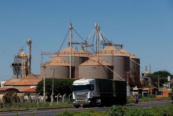 Alta do diesel após tensão entre Estados Unidos e Irã pressiona custo da lavoura de arroz no RS e reduz margem do produtor