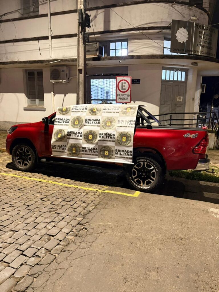 Brigada Militar recupera caminhonete Hilux furtada em Porto Alegre e prende motorista em Soledade