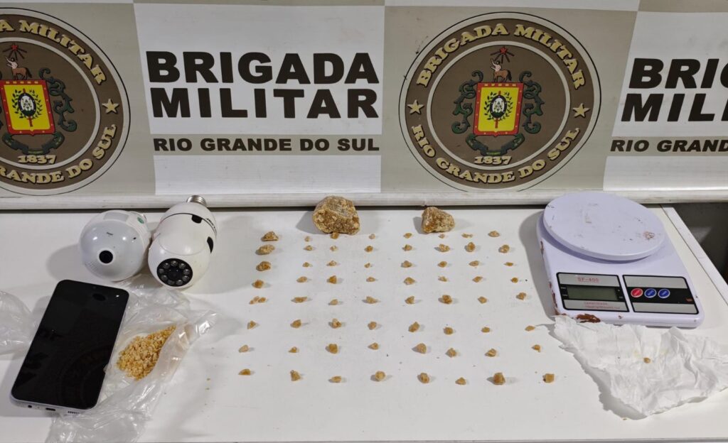 Monitoramento flagra ponto de venda de crack e Brigada Militar prende duas mulheres no bairro Fey, em Carazinho
