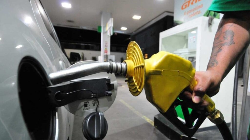 Petrobras anuncia reajuste da gasolina, mas subvenção reduz impacto para consumidor final