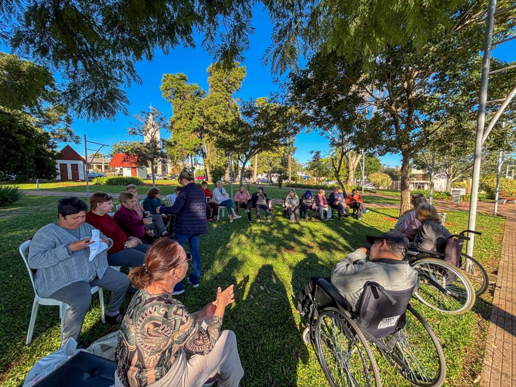 Grupo de idosos de Ibirubá visita praça e museus de Quinze de Novembro em tarde de integração e cultura