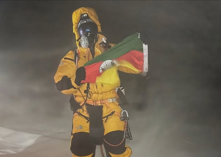 Empresário gaúcho leva bandeira do Rio Grande do Sul ao topo do Monte Everest após quatro expedições