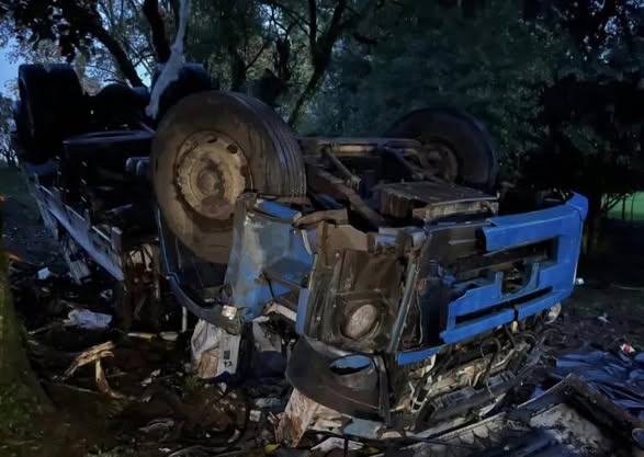 Motorista morre após caminhão de coleta de lixo despencar em barranco na ERS-135 em Erechim