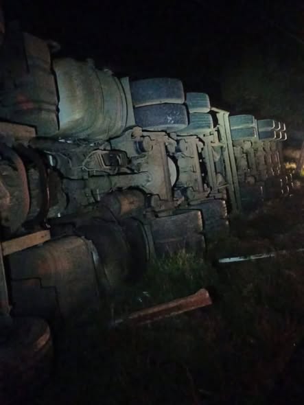 Caminhão com 50 mil litros de álcool tomba na BR-386 em Soledade e mobiliza bombeiros e PRF