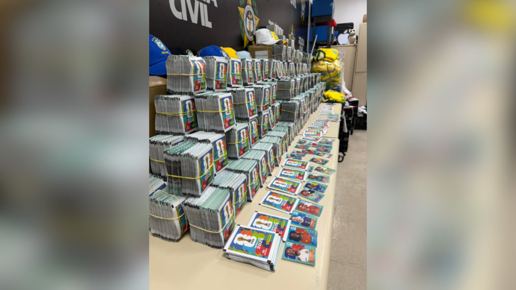 Polícia apreende cerca de 200 mil figurinhas falsificadas da Copa do Mundo no Rio de Janeiro