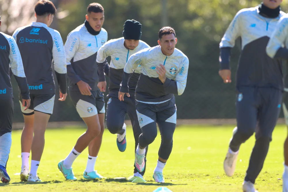 Grêmio terá três desfalques por suspensão contra o Santos, mas ganha retorno de Pavón