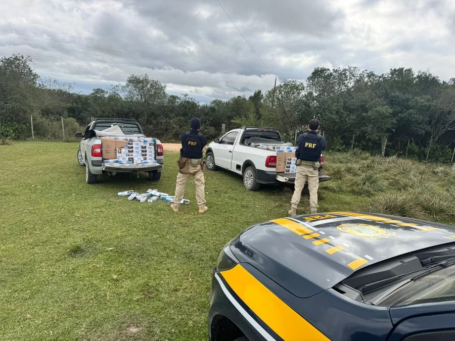 PRF apreende cerca de 20 mil maços de cigarros contrabandeados e prende homem em Pinheiro Machado