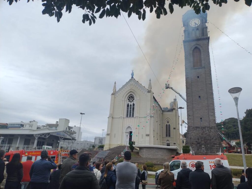 Incêndio de grandes proporções destrói telhado da Igreja Matriz Nossa Senhora de Lourdes em Flores da Cunha