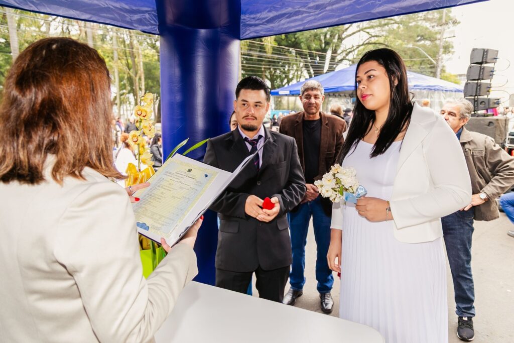 Casamento coletivo transforma praça de Cruz Alta em cenário de emoção e oficializa união de 18 casais