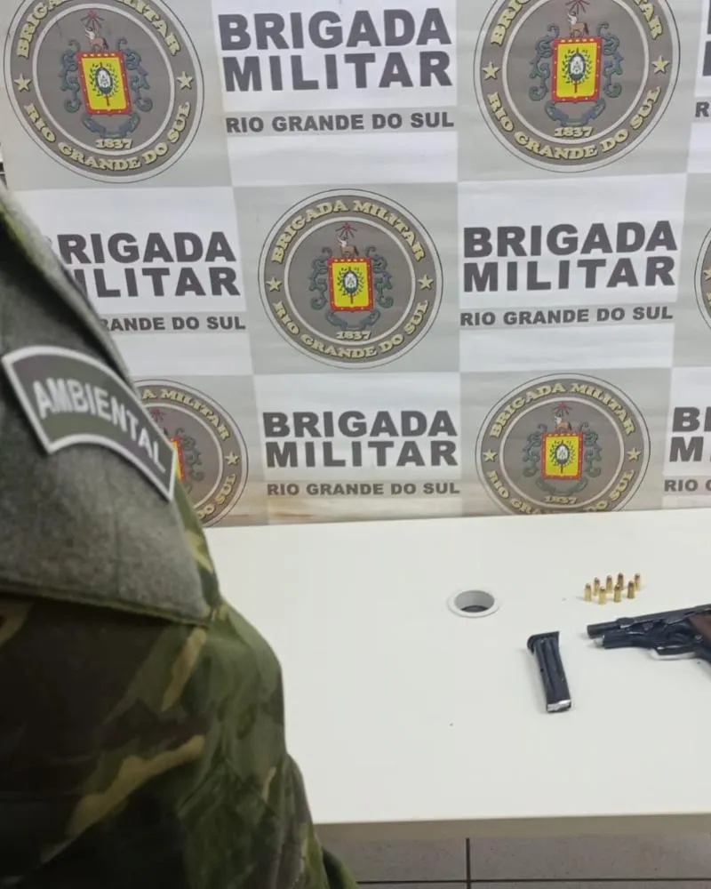 Homem é preso por porte ilegal de arma de fogo no interior de Cruz Alta após denúncia de disparos