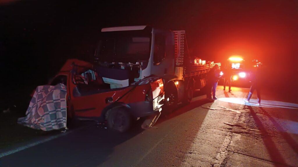 Moradores de Nova Araçá morrem em grave colisão entre caminhão e Fiat Strada na ERS-324, em Paraí